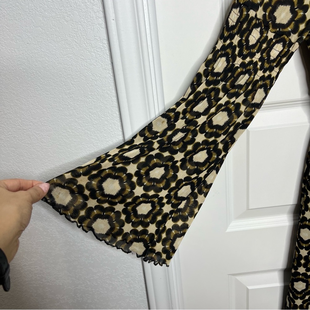 BCBGMAXAZRIA Floral Print Dress – Size Medium – Long Sleeve V-Neck - Picture 4 of 6